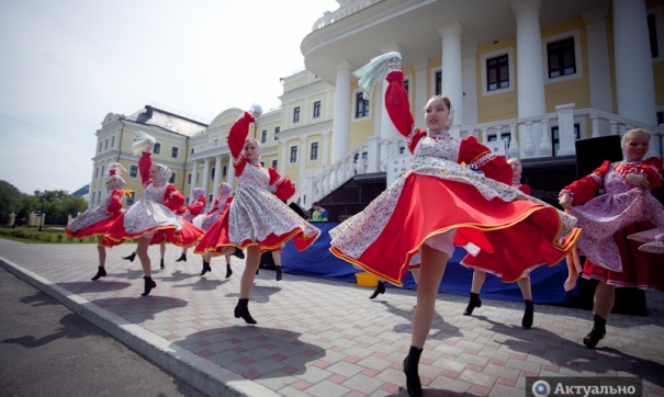 Торжественно перенос. Упс в народном танце.