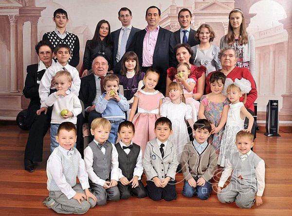 Роман Авдеев и его большая семья