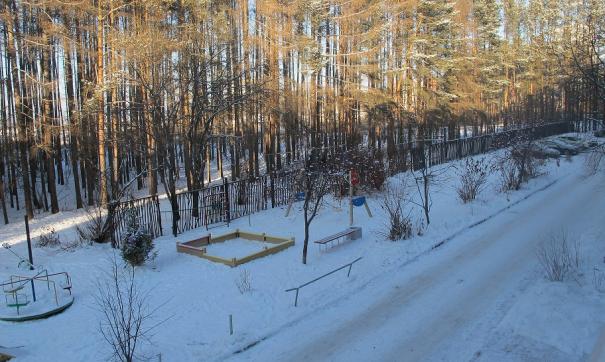 «Мамы прямо при рабочих вытаскивали столбы из земли». В Екатеринбурге «Атомстройкомплекс» покусился на детскую площадку