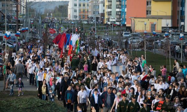 «Пусть не прервется нить». Тысячи жителей Академического прошли «Бессмертным полком»