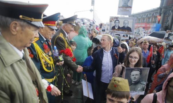 В Екатеринбурге День Победы начался с праздничного парада