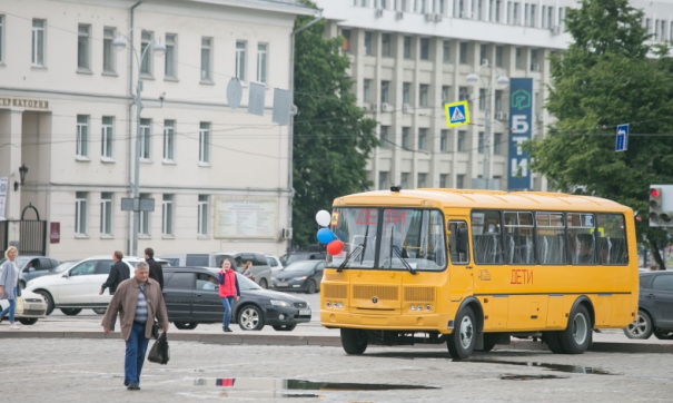 «Выдано 602 предписания». На Среднем Урале признали небезопасными дороги, по которым ходят школьники