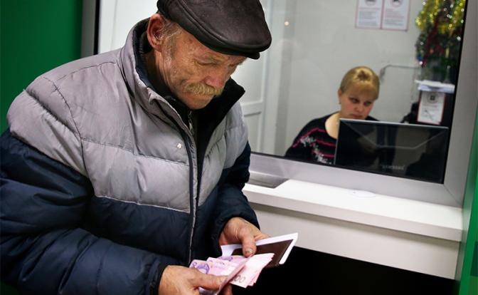 Киев перекупит мятежный Донбасс у Москвы, подсадив на гривны и пенсии