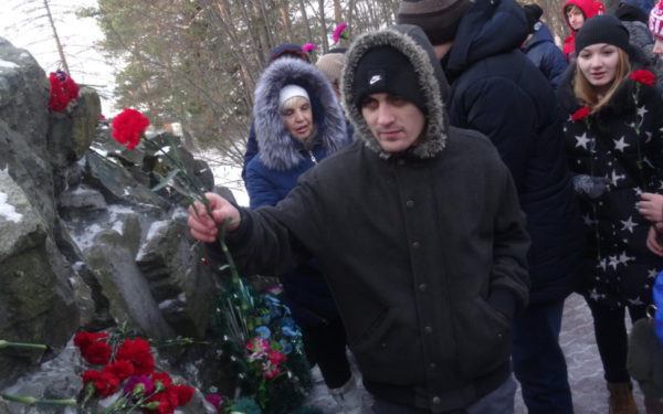 В Карпинске вспоминали солдат, погибших в локальных войнах. Видео