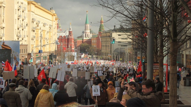 Воины-победители и их потомки прошли парадом по Москве