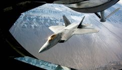 F-22, F-35 и наш Су-57 не могут прятаться, когда идет бой «стенка на стенку»