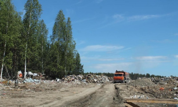 У крупнейшей нелегальной свалки Екатеринбурга задержали приковавших себя активистов