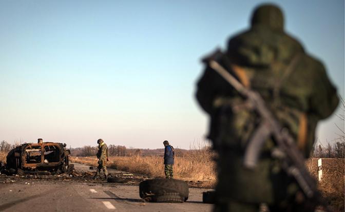 Раскрыта военная тайна: Бойцы ВСУ вооружают ополченцев Донбасса