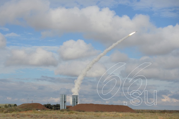 Пуски ракет С-300 производятся вертикально. В сторону цели ракета разворачивается уже в воздухе. РИА Новости, Михаил Мокрушин