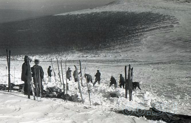 Фото 1959 года поисковиков со склона горы Отортен. Вид на палатку дятловцев